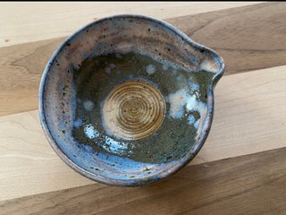 Pour bowl with garlic scraper